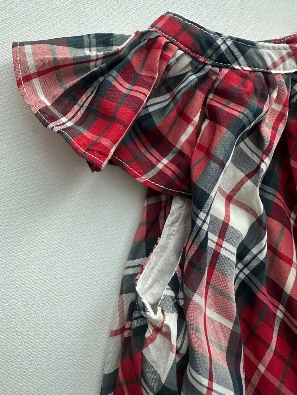 Gap girl’s red plaid pleated flutter dress features classic holiday.  Size 4T.